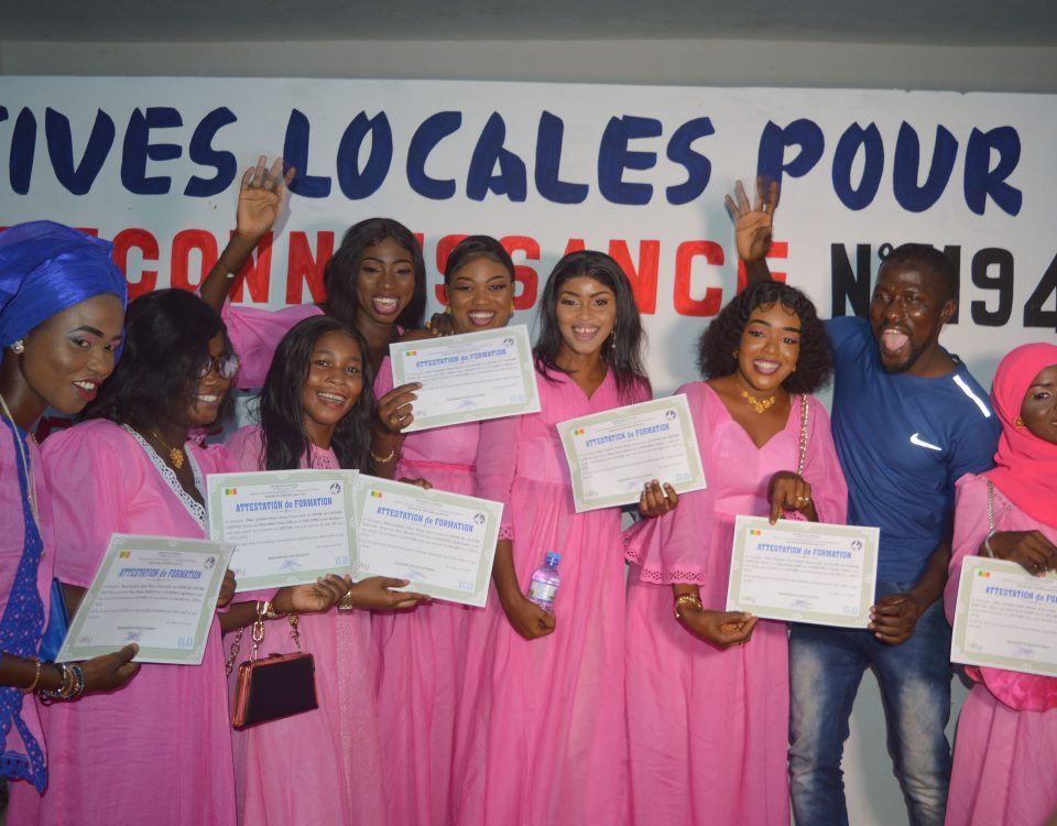 Las alumnas con sus diplomas junto a Cherif Samsedine Sarr, director general de Xaley